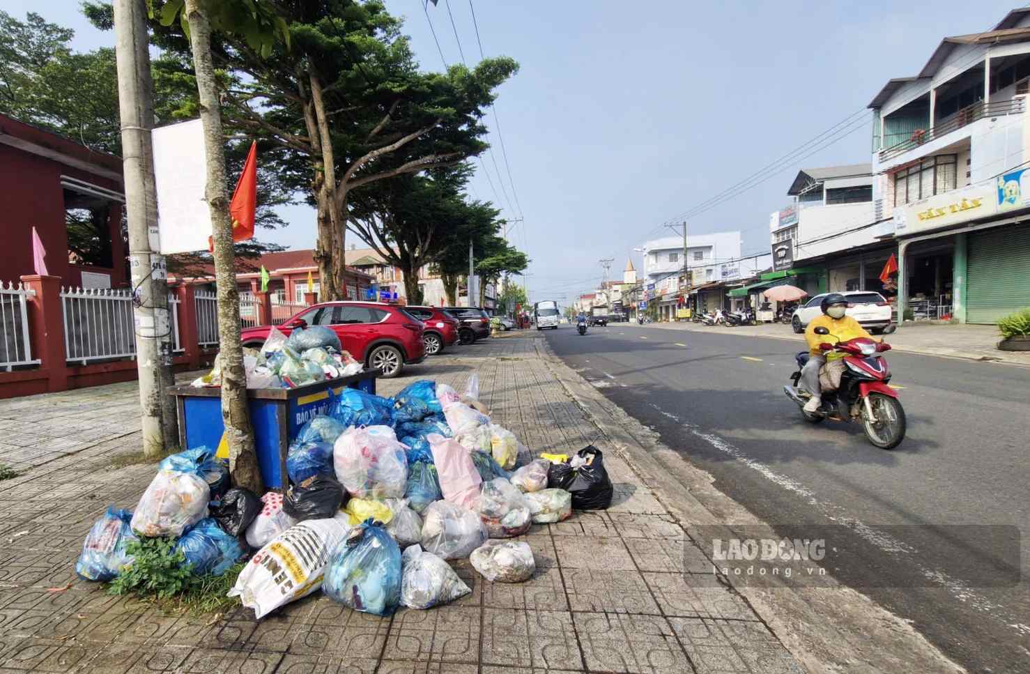 Rác thải ứ đọng chất đống trước cổng trường THPT Lộc Thanh (phường 1 Bảo Lộc) vào sáng 14.9. Ảnh: Phúc Khánh