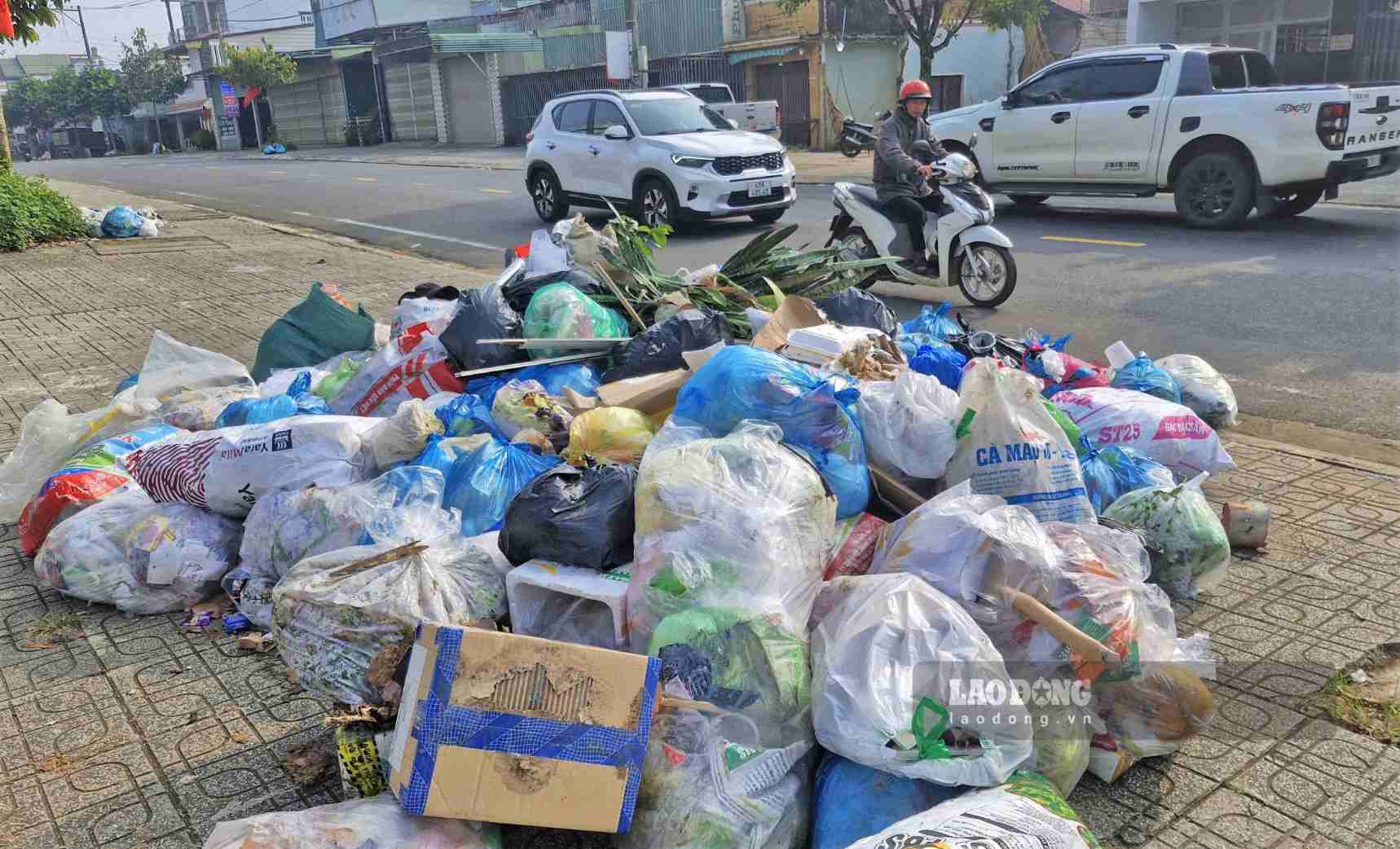 Rác thải chất đống trên đường Nguyễn Văn Cừ (phường 1 Bảo Lộc) bốc mùi hôi thối nồng nặc vào sáng 14.9. Ảnh: Phúc Khánh