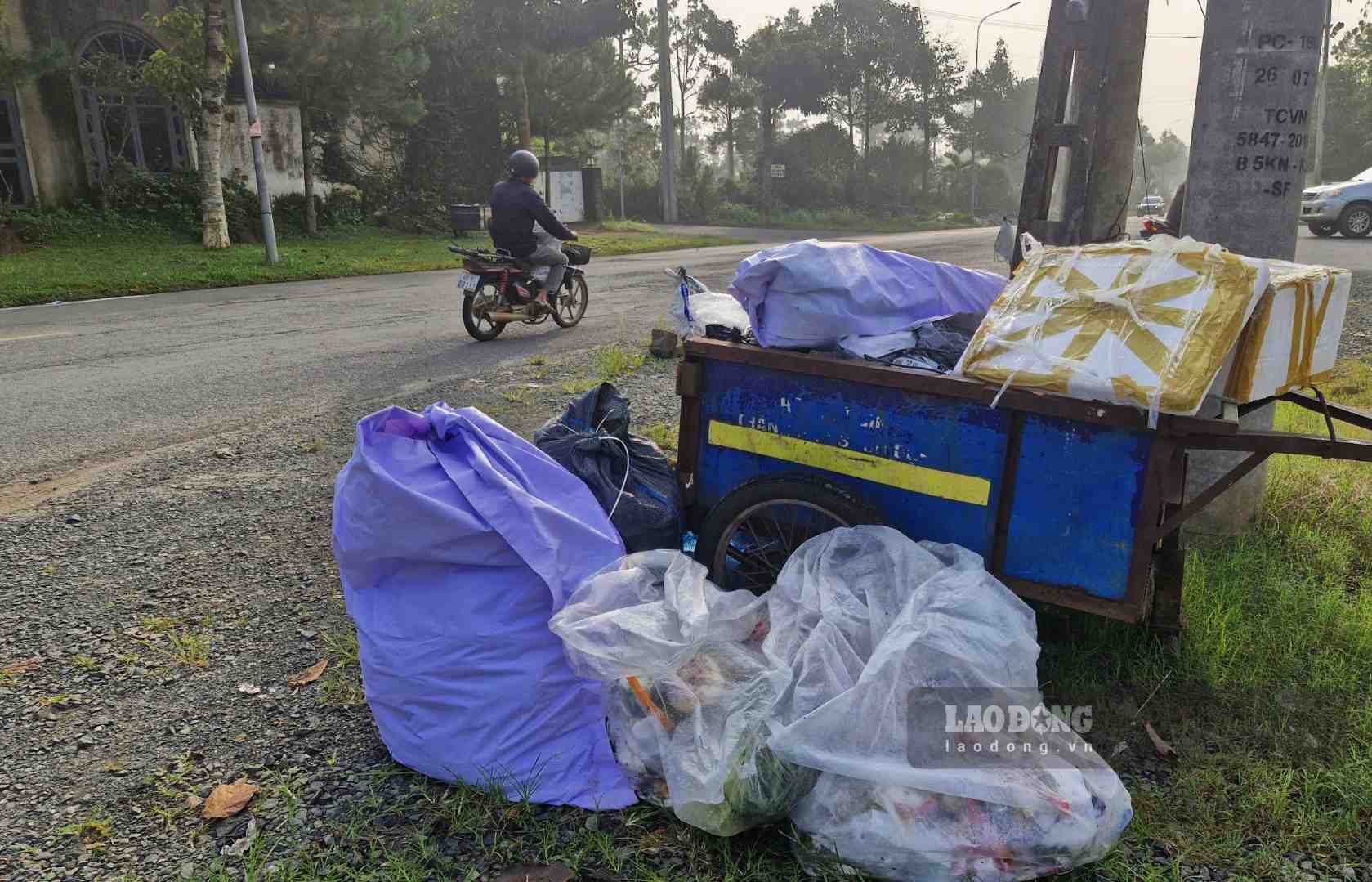Rác thải bủa vây trên đường Lý Thường Kiệt (phường 1 Bảo Lộc) gây ô nhiễm môi trường vào sáng 14.9. Ảnh: Phúc Khánh
