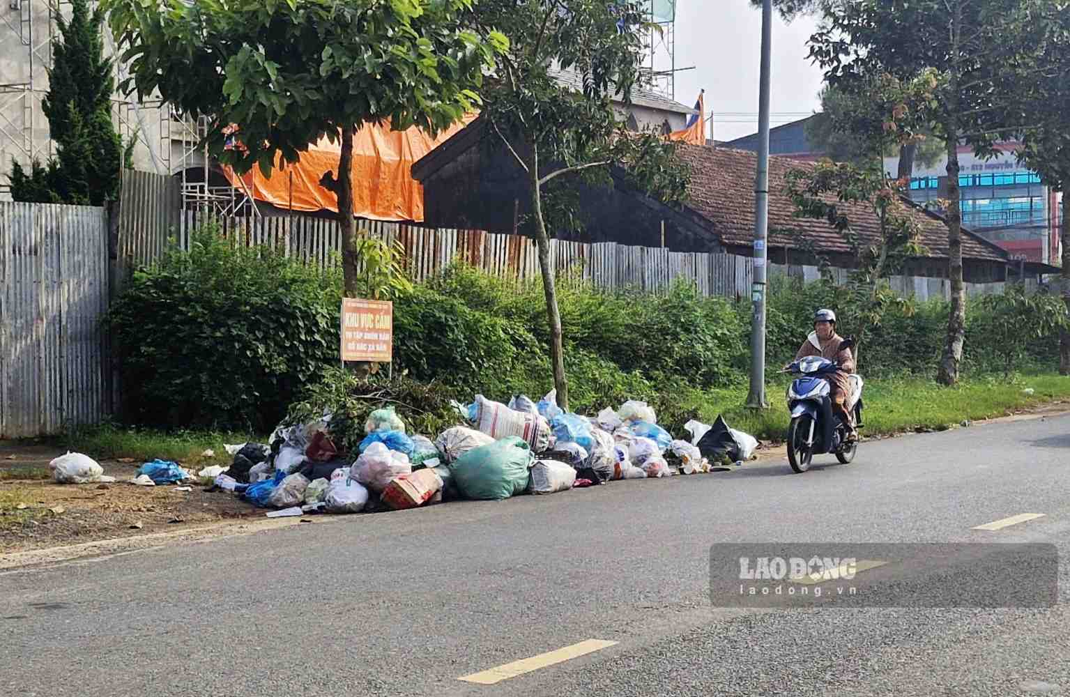 Rác thải ứ đọng trên đường Đào Duy Từ (phường 1 Bảo Lộc) tràn cả ra đường vào sáng 14.9. Ảnh: Phúc Khánh