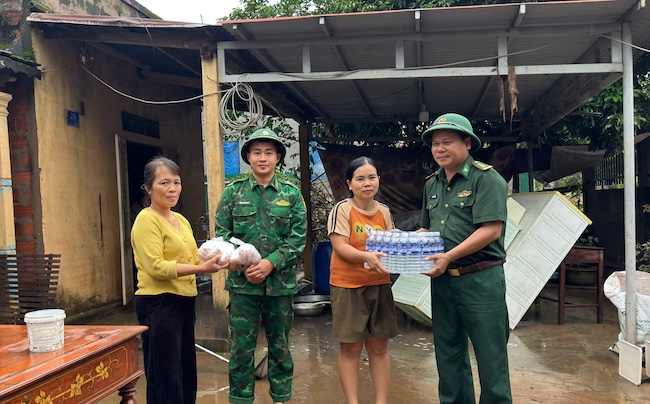Sáng 14.9, Đồn Biên phòng Cửa khẩu quốc tế Lao Bảo trao quà hỗ trợ cho hộ dân bị ngập lụt. Ảnh: Biên phòng Quảng Trị
