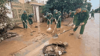 Le 14 septembre, les forces militaires, les gardes-frontières, la police et les autorités locales ont aidé les habitants des zones inondées à nettoyer après le retrait des eaux. Photo: Garde-frontières de Quảng Trị