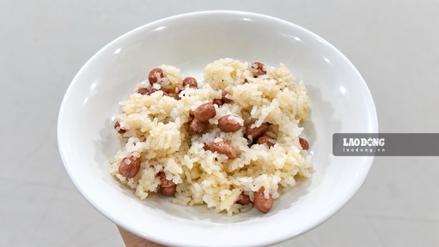 땅콩 찹쌀밥을 쫄깃하고 부드럽게 만들려면 찹쌀을 충분히 담가두고 찜하기 전에 땅콩을 익혀야 합니다. 사진: 하미