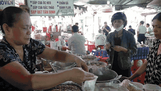 Traditional markets in Ho Chi Minh City are deserted, small traders are slow to move to digital booths.