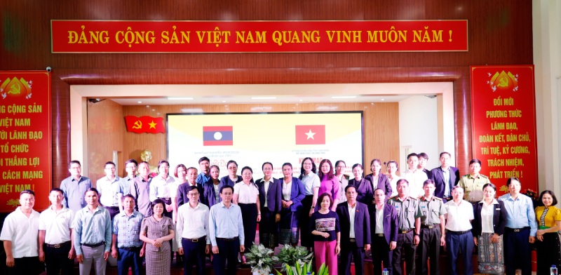 Đại biểu, học viên chụp ảnh lưu niệm tại lễ khai mạc. Ảnh: Dienbien.gov.vn