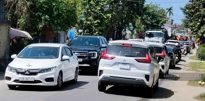 Quốc lộ 24B hiện quá chật hẹp, nhất là đoạn tuyến dài gần 6km, từ nút giao đường sắt Bắc - Nam thuộc phường Trương Quang Trọng đến điểm cuối tại Km 29+800 thuộc địa phận xã Sơn Tịnh, Quảng Ngãi. Ảnh: Viên Nguyễn chụp ngày 20.2.2026