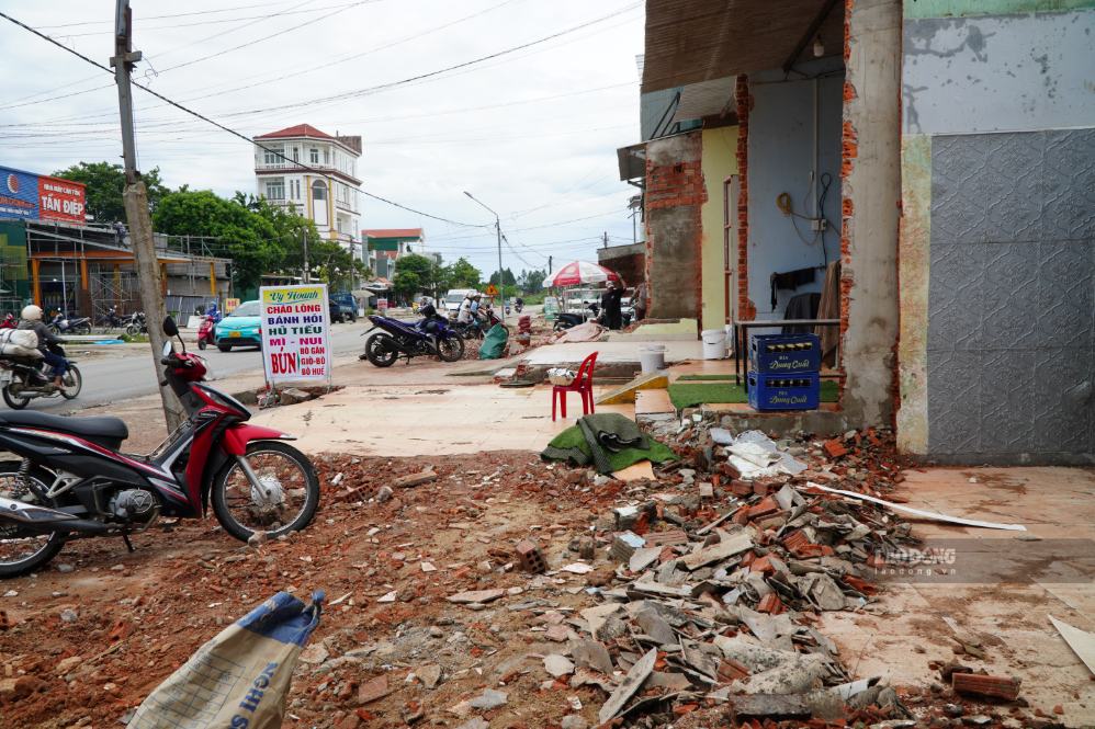 Người dân xã Sơn Tịnh tháo dỡ một phần nhà cửa để phục vụ dự án mở rộng Quốc lộ 24B. Ảnh: Viên Nguyễn chụp ngày 13.9
