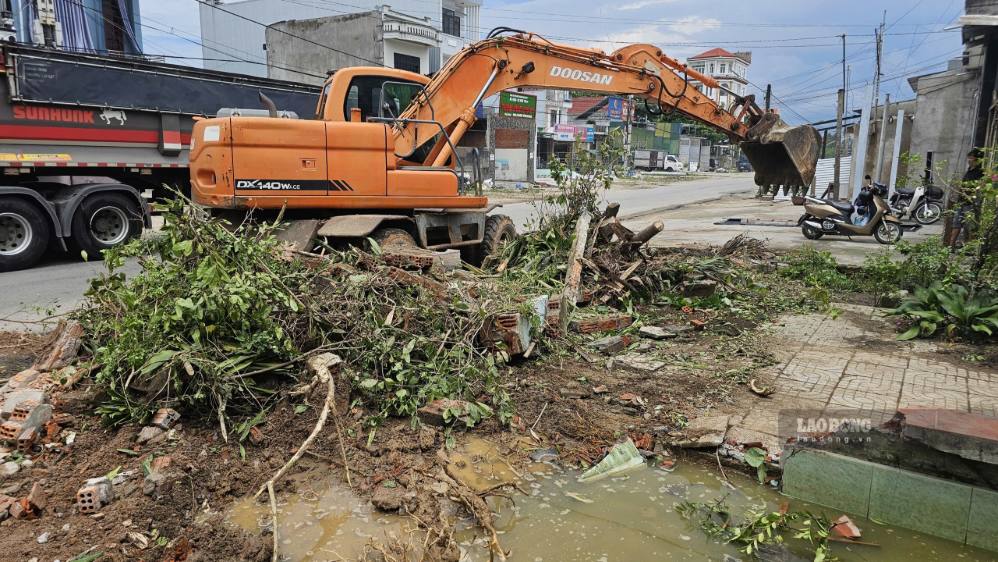 The contractor arranged excavators to support people in Son Tinh commune, Quang Ngai province to clean up their houses after dismantling to hand over the site. Photo: Vien Nguyen