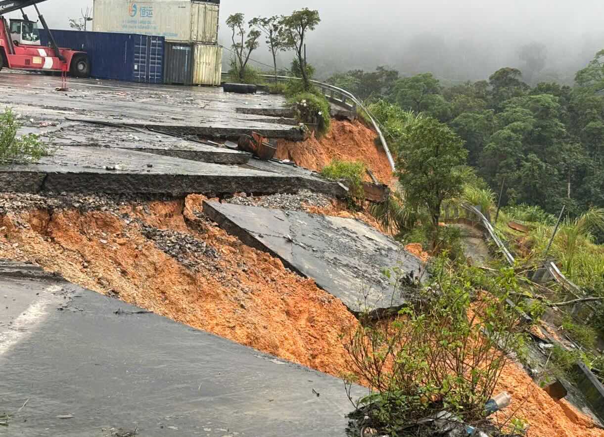 100m of embankment in Quang Tri landslide. Photo: Dan Hoa Commune People's Committee provided on September 14th