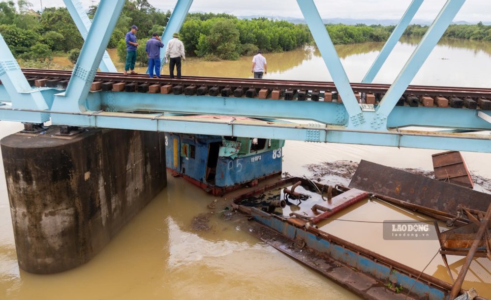 At noon on September 14, the barge was still stuck under the My Chanh railway bridge. Photo: Hung Tho