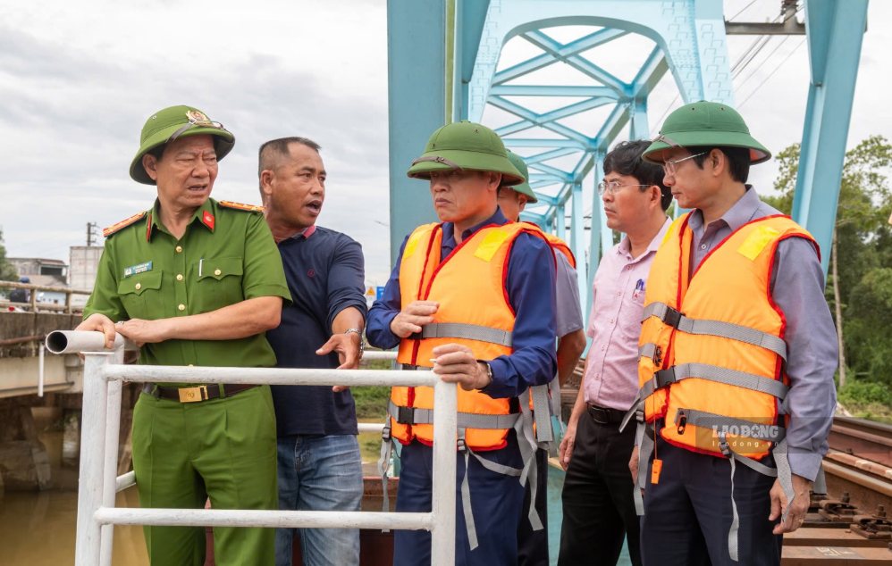 Lãnh đạo UBND tỉnh Quảng Trị, Công an tỉnh Quảng Trị có mặt tại khu vực xảy ra sự cố vào sáng 14.9 để chỉ đạo xử lý. Ảnh: Hưng Thơ