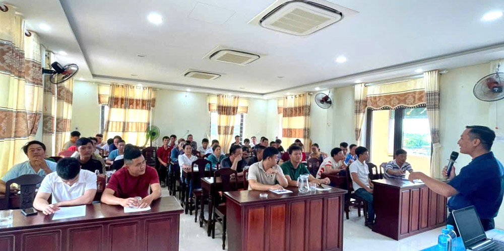 Grassroots Trade Union of Ha Dong Urban Environment Joint Stock Company - Hoi An Branch (Da Nang) organizes occupational safety and health training. Photo: Hoi An Tay Trade Union
