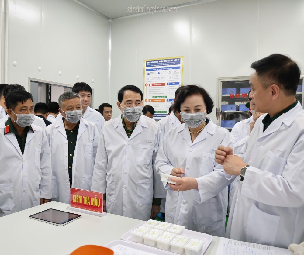 Secretary of the Party Central Committee, Deputy Prime Minister Pham Thi Thanh Tra - Head of the National Steering Committee for searching, repatriating and identifying martyrs' remains and the working delegation inspect the reality at the Military Forensic Institute. Photo: chinhphu. vn/Thu Giang