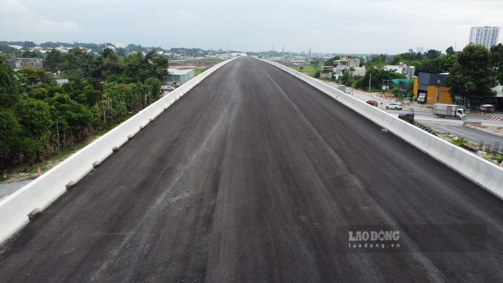 Cầu vượt dài khoảng 1 km đã hoàn thành trải nhựa. Ảnh chụp ngày 14.9. Ảnh: Đình Trọng