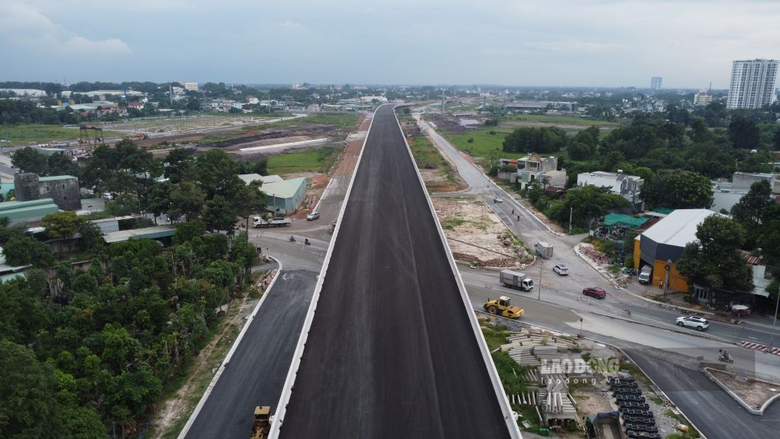 Cầu vượt dài gần 1 km đã được trải nhựa. Ảnh chụp ngày 11.9. Ảnh: Đình Trọng