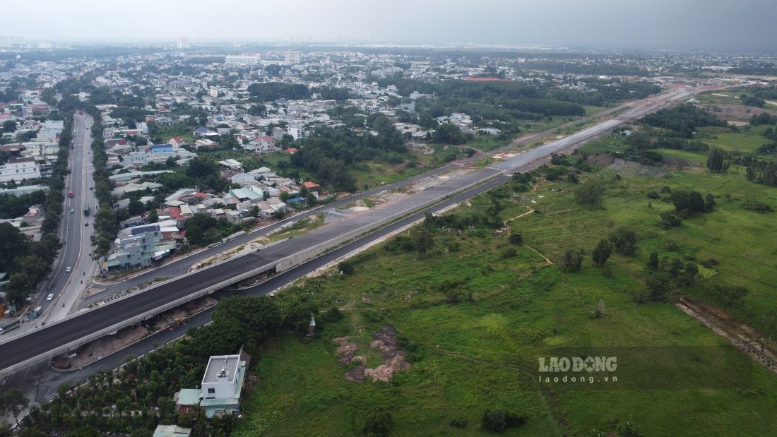 Khoảng 1 km từ cầu vượt giao với đường Nguyễn Thị Minh Khai đến nút giao Bình Chuẩn cũng đang được đẩy nhanh tiến độ thi công. Ảnh chụp ngày 11.9. Ảnh: Đình Trọng