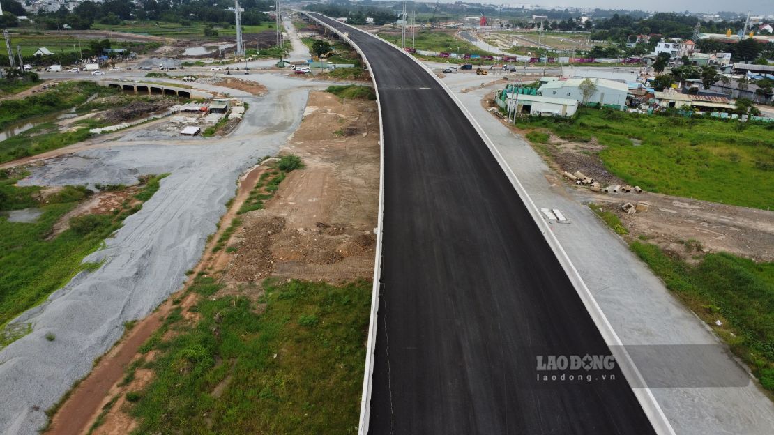 Overpass project across National Highway 13 section passing through old Binh Duong province. Photo taken on September 11. Photo: Dinh Trong