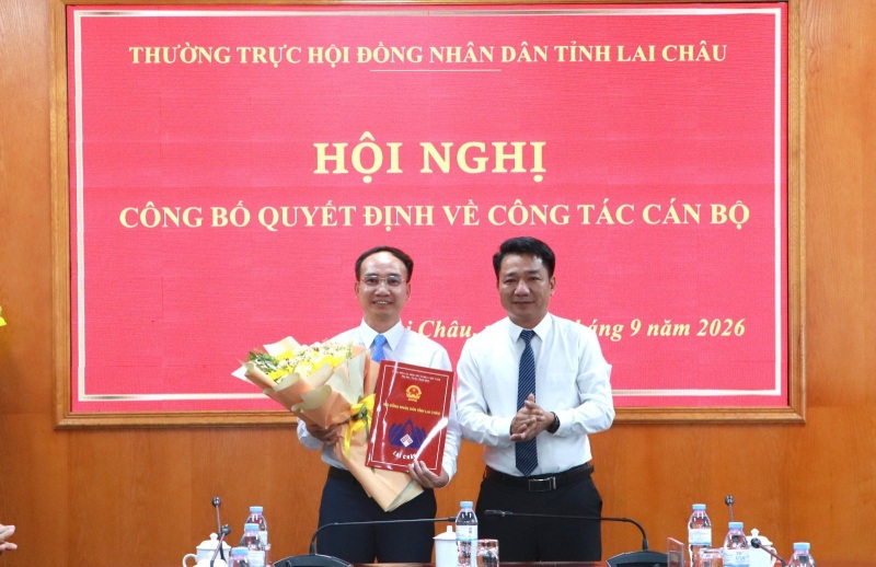 Mr. Ly Cong Hau - Vice Chairman of the Provincial People's Council - presents the decision to receive and appoint officials and assign tasks to Mr. Nguyen Van Ban (left cover). Photo: Laichau. gov. vn