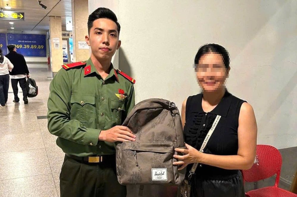 Lực lượng chức năng trao trả túi xách có tài sản trị giá hơn 500 triệu đồng cho chị P. Ảnh: