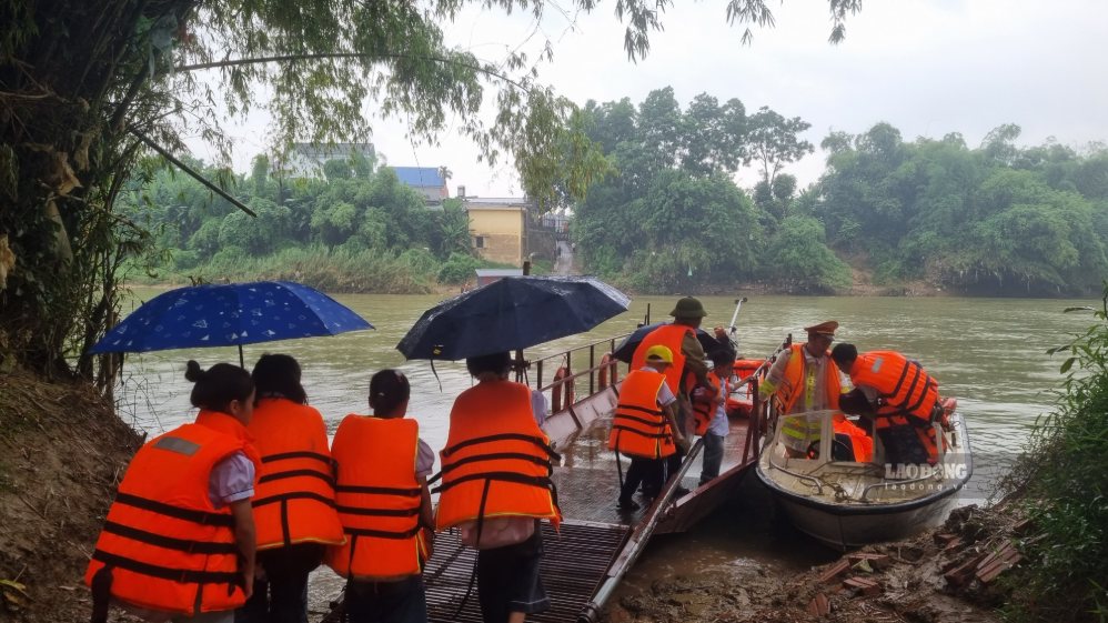 Students line up to board canoes on the afternoon of September 14. Photo: Viet Bac