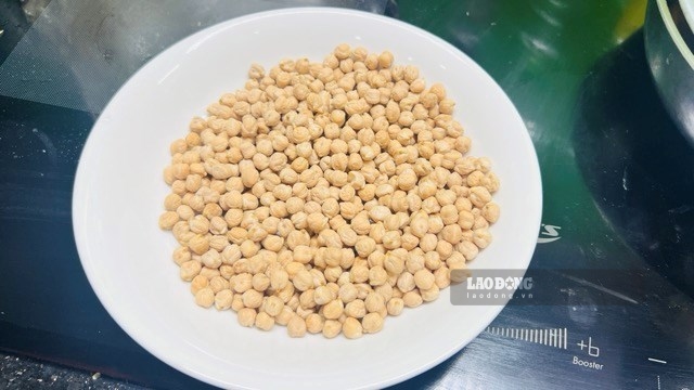 Usar judías verdes como ensalada mezclada de salmón, verduras... puede ayudar a reducir la grasa visceral y perder peso. Foto: Huong Son