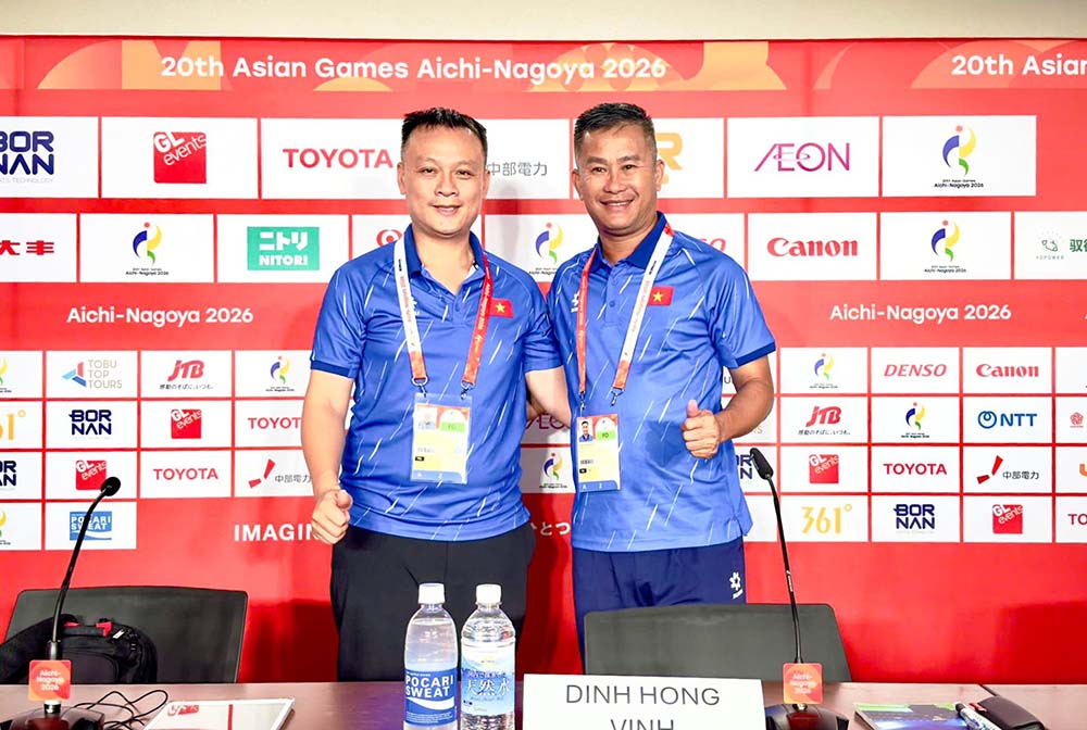 2026년 아시안게임 남자 축구 조별 리그 전 기자 회견에서 U23 베트남의 딘홍빈 감독(오른쪽). 사진: VFF