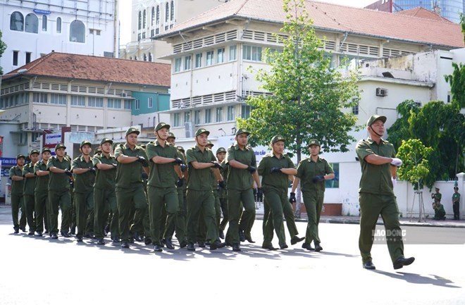 Forces participating in protecting security and order at the grassroots level have the task of supporting commune-level police in checking population, temporary residence, and temporary absence in their assigned areas. Photo: Minh Quan (taken in October 2025).