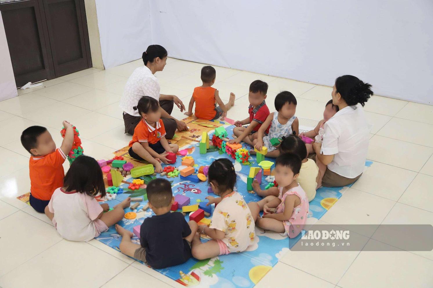 Principals, vice-principals, and public preschool teachers performing the task of universalizing preschool education for children aged 3 - 5 are supported with 960,000 VND/month. Photo: Tuong Van