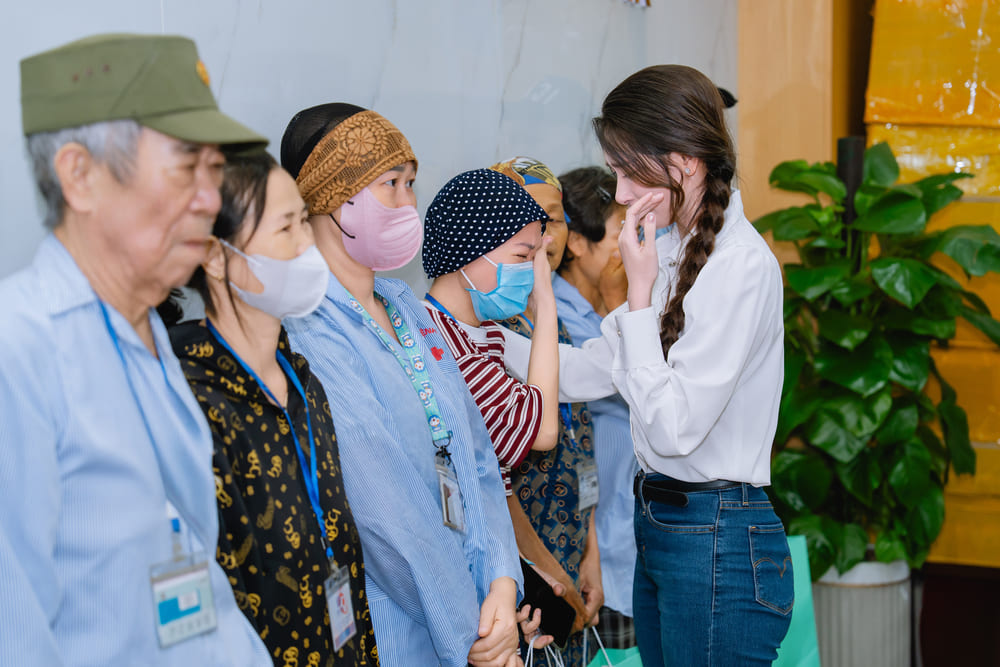 Người đẹp xúc động và rơi nước mắt khi nghe câu chuyện của các bệnh nhân đang điêu trị tại đây. Ảnh: Nhân vật cung cấp