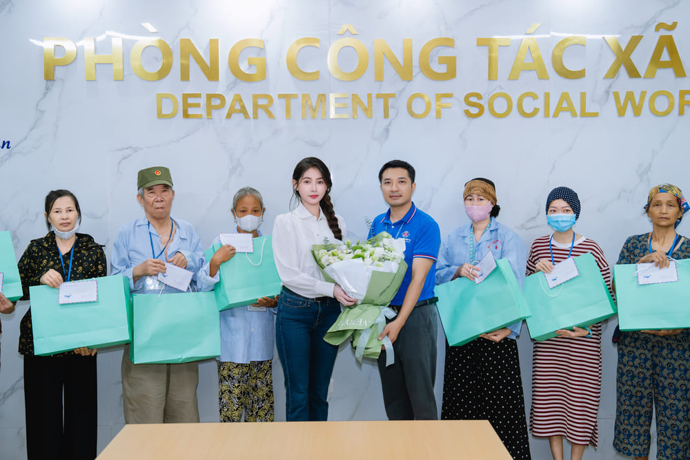 미스 베트남 준우승자 팜 호앙 투 우옌이 K 병원에서 환자들을 방문하여 선물을 전달하고 있습니다. 사진: 캐릭터 제공