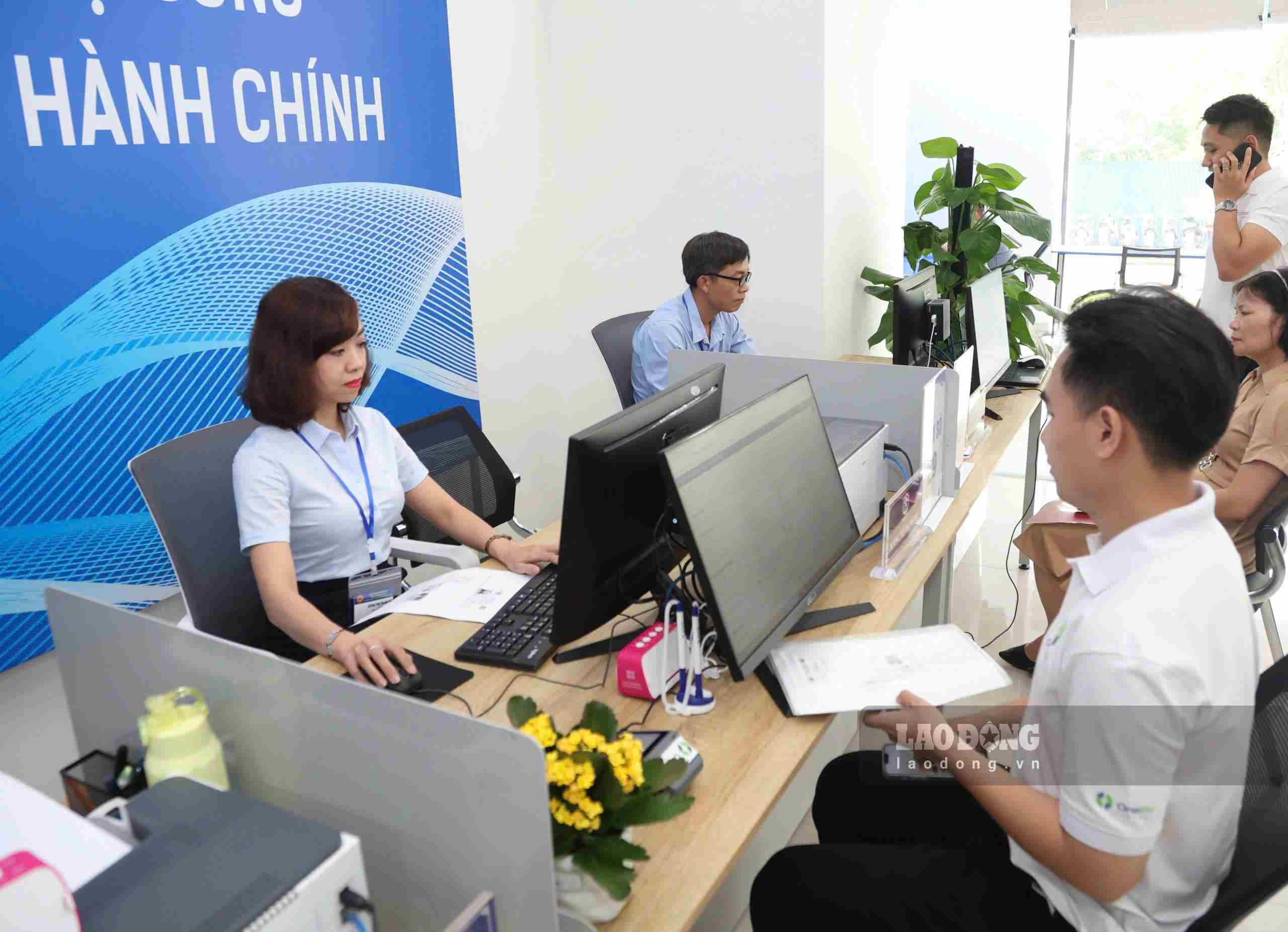 Officials and civil servants at the Hanoi City Public Administration Service Center are assisting people in administrative procedures, April 2026. Photo: Pham Dong