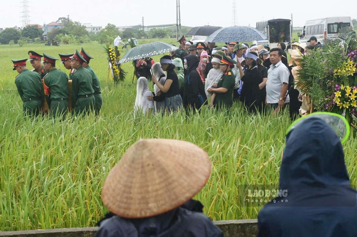 Dans l'après-midi du 14 septembre, les habitants, les proches et les camarades ont accompagné le lieutenant-colonel Trần Văn Tùng à sa dernière demeure. Photo: Lương Hà