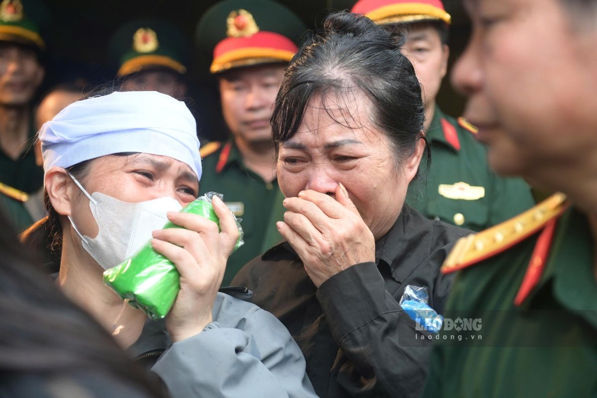 Đồng đội và người dân tộc