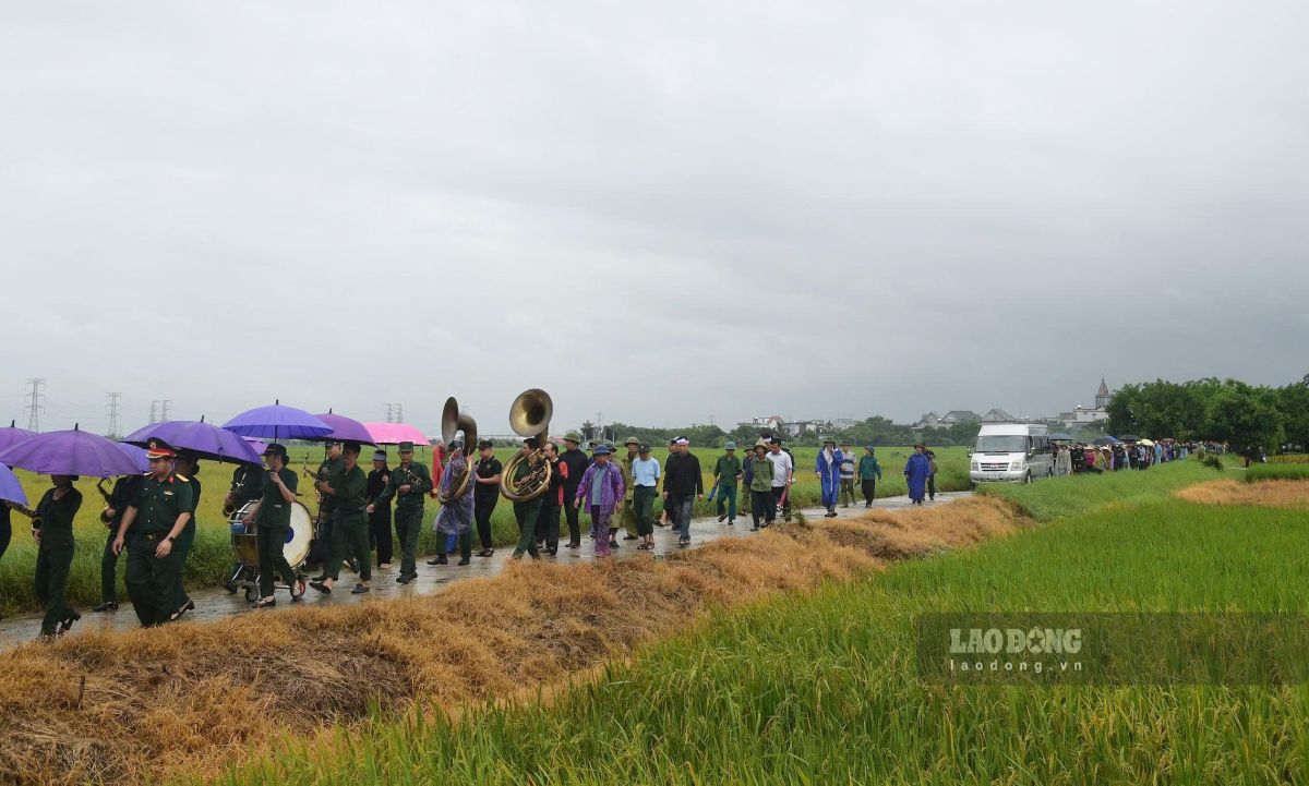 Dòng người đưa ra Trung tá Trần Văn Tùng về nơi an nghỉ cuối cùng tại nghĩa trang quê nhà tại thôn Hồng Phong, xã Vũ Thư, Tỉnh Hưng Yên.