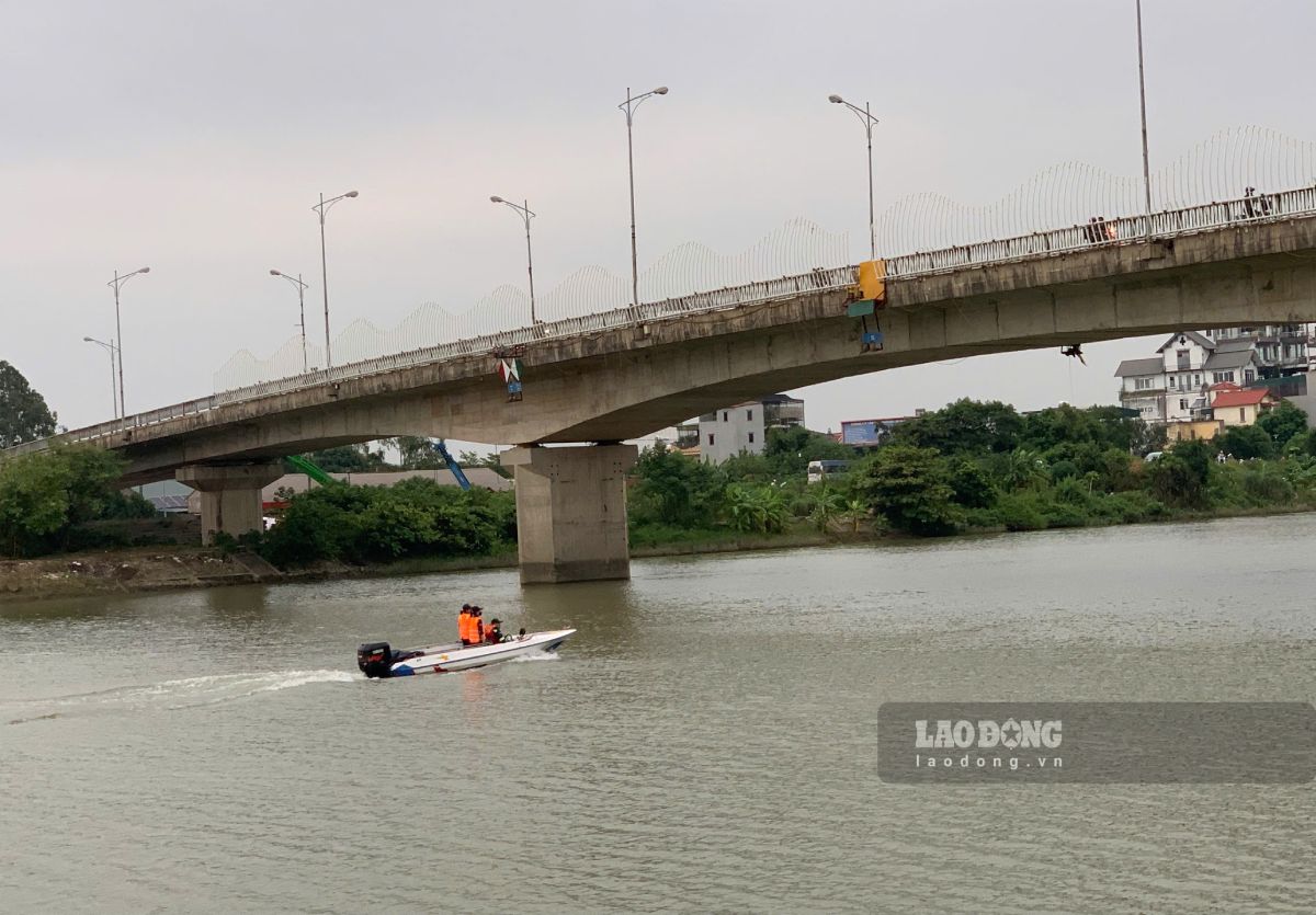 Trung tá Trần Văn Tùng đã quên mình, lao xuống sông Trà Lý nghiên cứu người nhảy cầu. Đến tối 13.9, thi thể Trung tá Trần Văn Tùng và người nhảy cầu đã được tìm thấy.