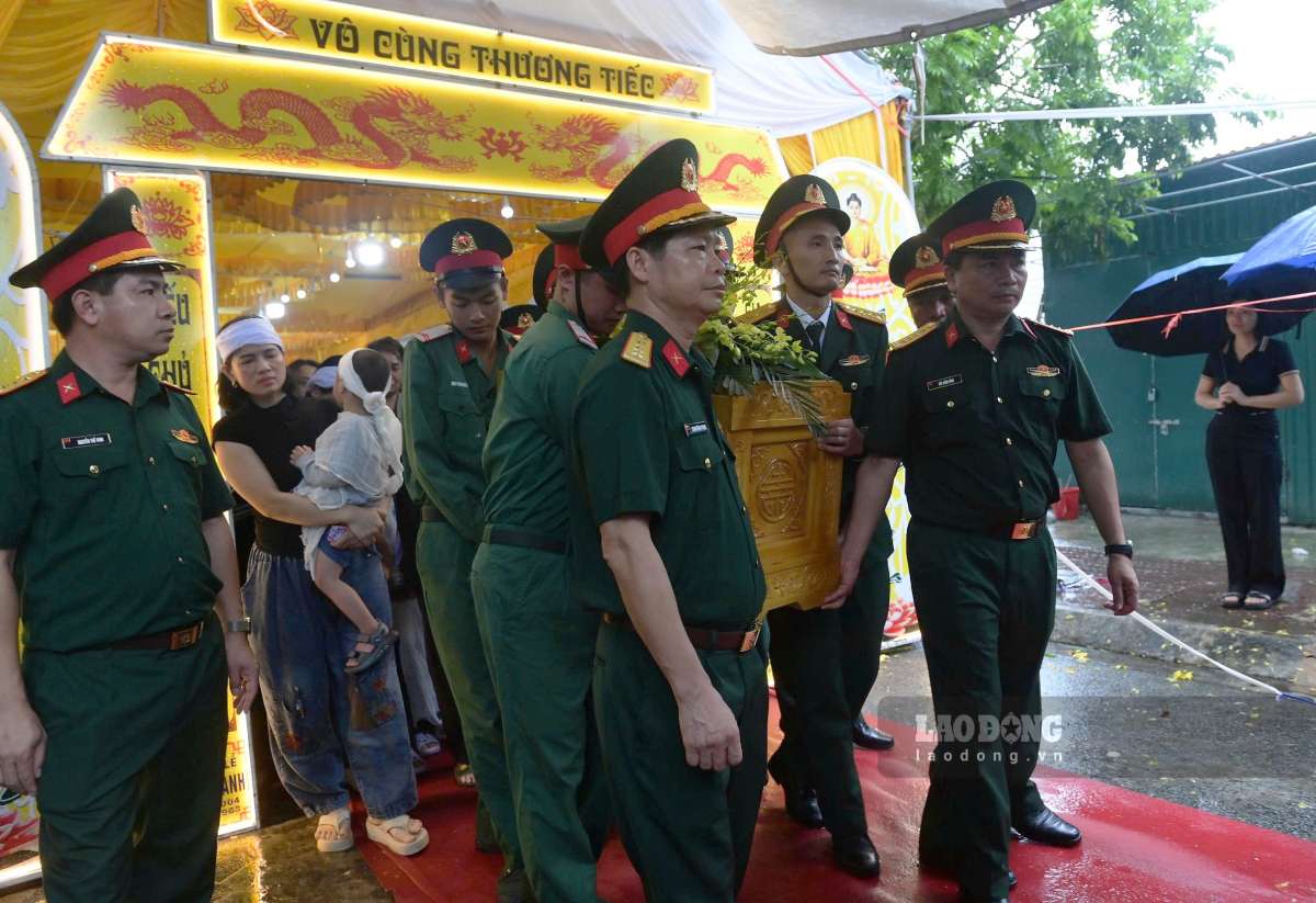 15h50' lễ di quan linh cữu Trung tá Trần Văn Tùng bắt đầu.