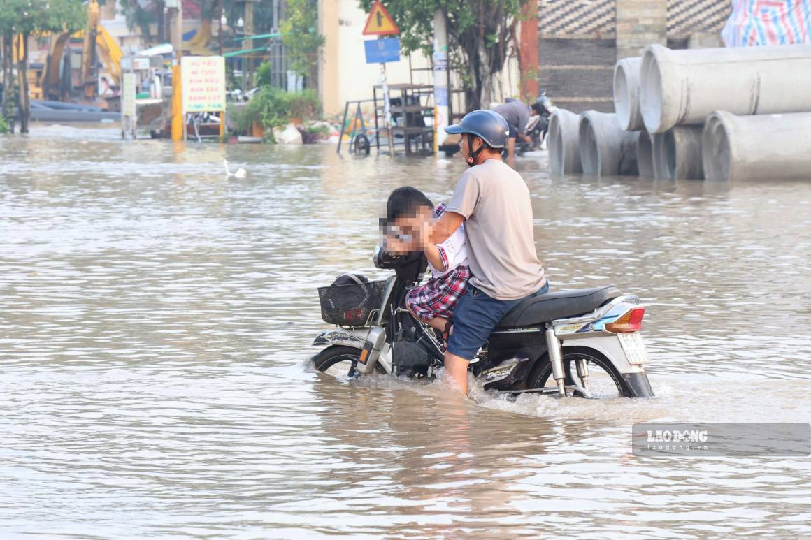 Parents in Can Tho take their children to school on the morning of the first week of September 14. Photo: Ta Quang
