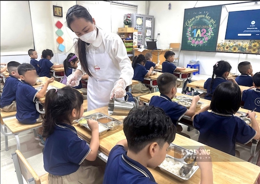 After the initial days of delays, the organization of semi-boarding meals at schools in Hanoi is gradually becoming stable and orderly. Photo: Tuong Van