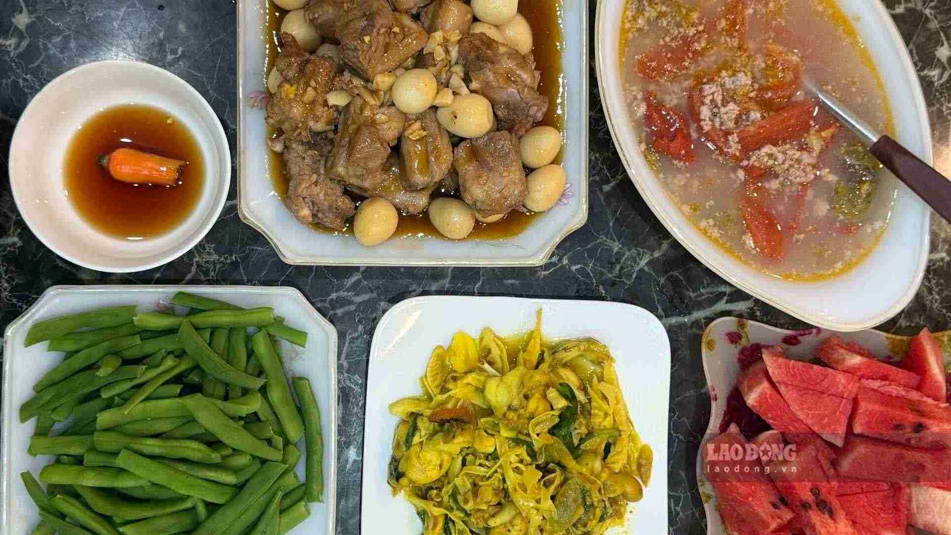 夕食の家庭料理、煮物、炒め物、茹で物、スープ。写真:ゴック・アイン