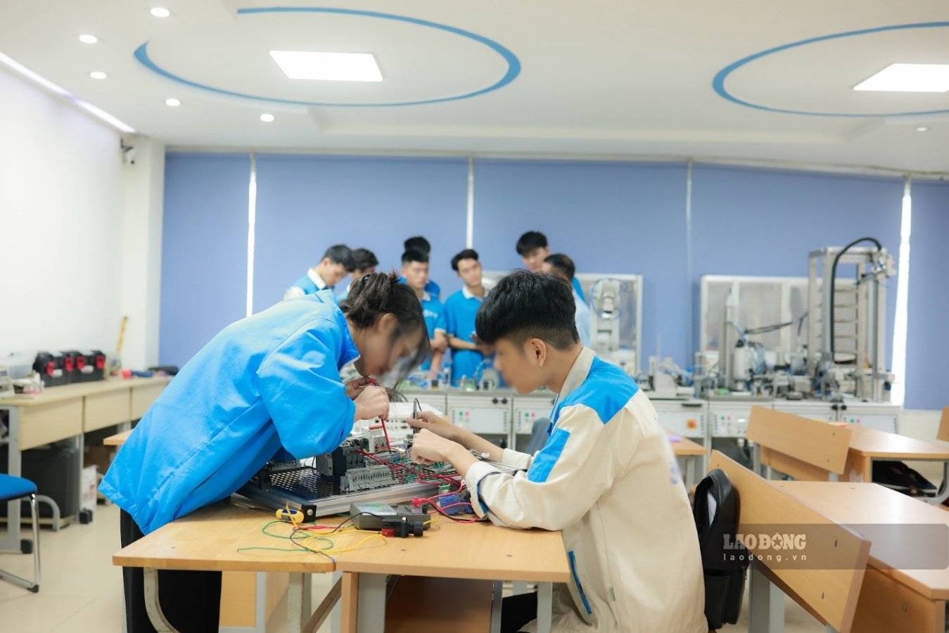 Principals of intermediate and college schools are assigned many tasks in management, administration and school development. Photo: Hai Nguyen