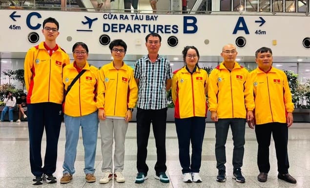 Des représentants de la Fédération vietnamienne des échecs rencontrent et encouragent les joueurs d'échecs vietnamiens à se rendre en Ouzbékistan pour participer à l'Olympiade 2026. Photo: Fédération vietnamienne des échecs