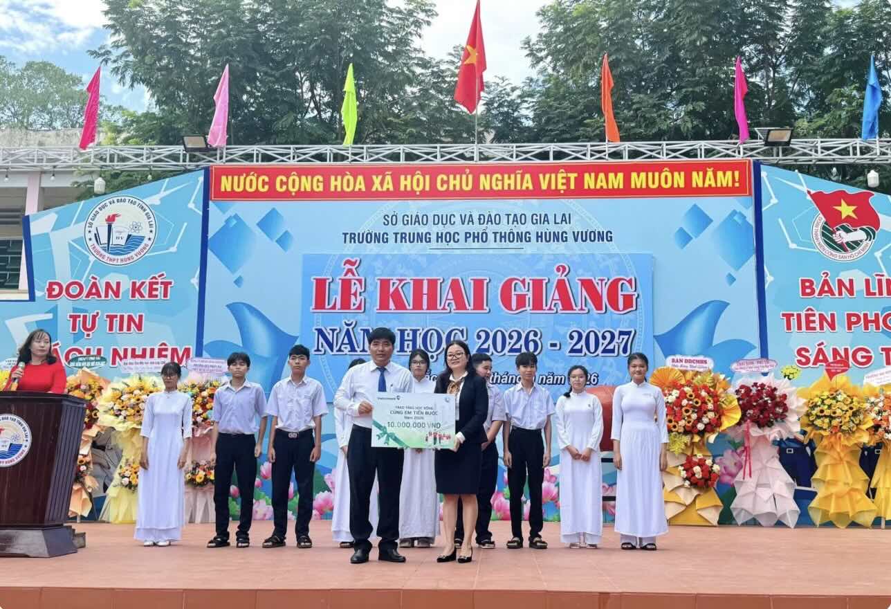 Chi nhánh Vietcombank Bình Định trao học bổng cho các em học sinh tại Trường THPT Hùng Vương (tỉnh Gia Lai). Ảnh: Vietcombank cung cấp.