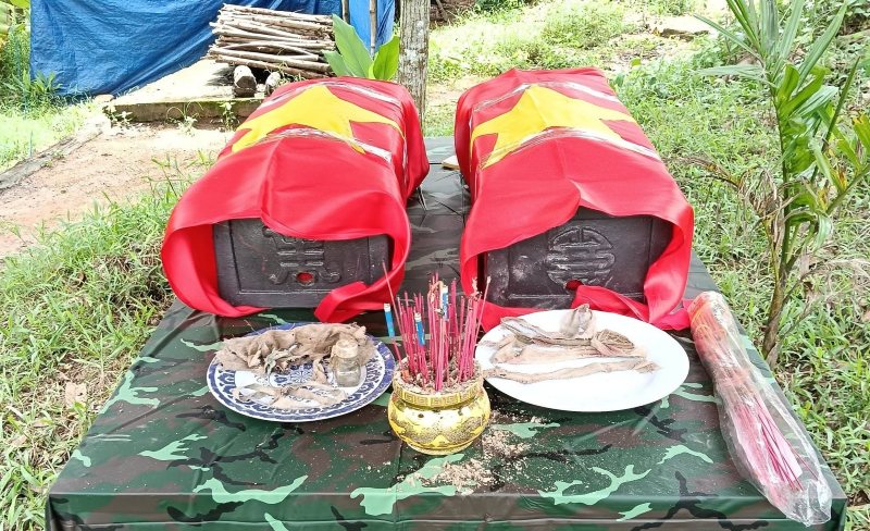 Following the memories of the people, functional forces gather 3 martyrs' graves in Mau Long, Que Phuoc, Da Nang. Photo: Que Phuoc Military Command
