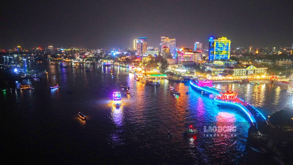 From September 15, 2026, according to the management agency's roadmap, telecommunications businesses will stop broadcasting 2G network nationwide. A corner of Can Tho seen from above. Photo: Trung Pham