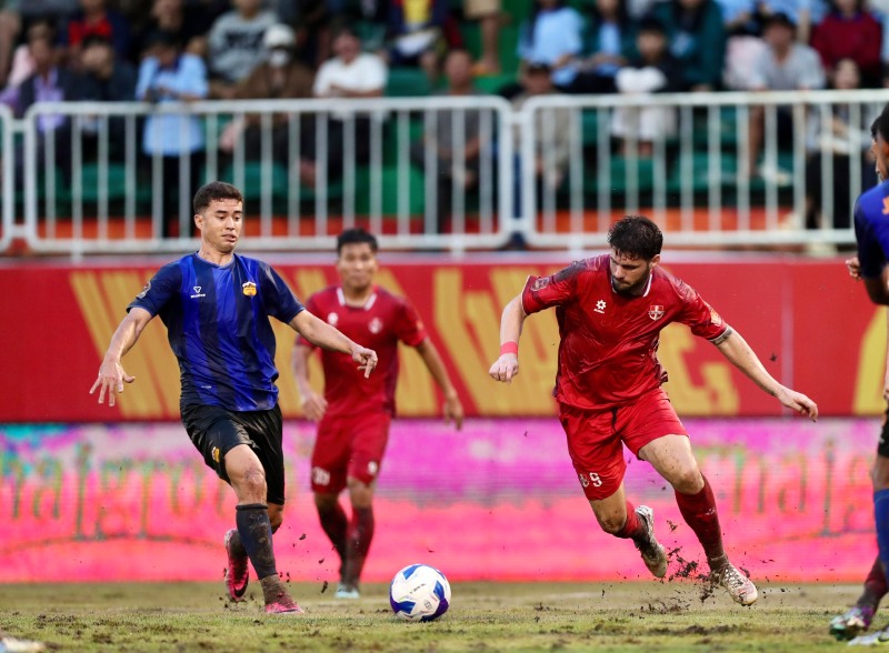 Hoang Anh Gia Lai (blue shirt) lost 1-3 to Hai Phong in round 2 of V.League 2026-2027. Photo: Minh Tran