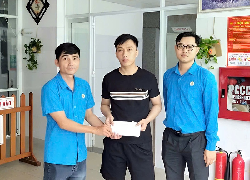 Mr. Nguyen Van Minh - representative of the Executive Committee of the grassroots Trade Union of South Sea Leatherwares Vietnam Company (far left) - visits and provides support to the family of union member Cao Viet Trinh. Photo: Quang Ngai Trade Union