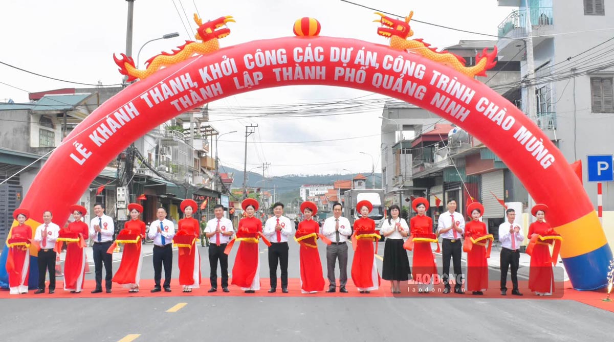 Delegates perform the ribbon-cutting ceremony to inaugurate projects to celebrate the establishment of Quang Ninh city in Yen Tu ward. Photo: Yen Tu Ward People's Committee