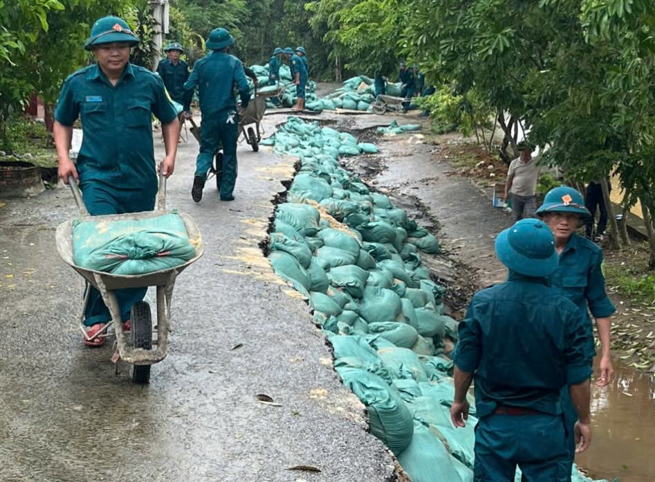 Functional forces reinforce erosion points, sinking more than 2m deep along a branch of the Kien Giang River on September 14. Photo: The Hieu