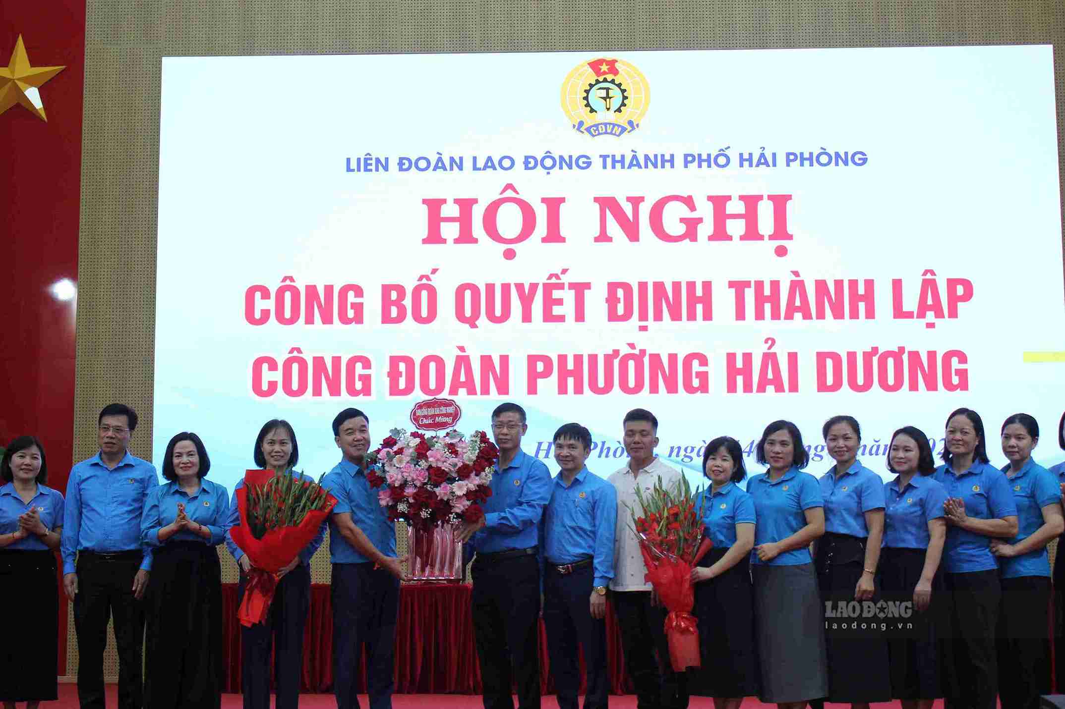Đại diện Liên đoàn Lao động thành phố Hải Phòng tặng hoa chúc mừng lãnh đạo Công đoàn phường Hải Dương.
