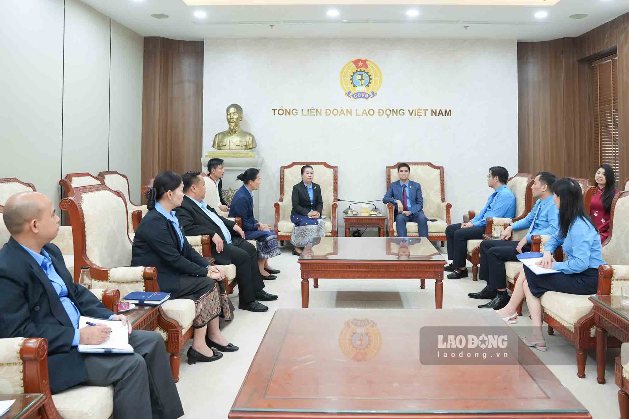 Standing Vice President of the Vietnam General Confederation of Labour Ngo Duy Hieu chaired a working session with the high-level delegation of the Capital Trade Union Union of Vientiane (Laos), afternoon September 14. Photo: Song Huu